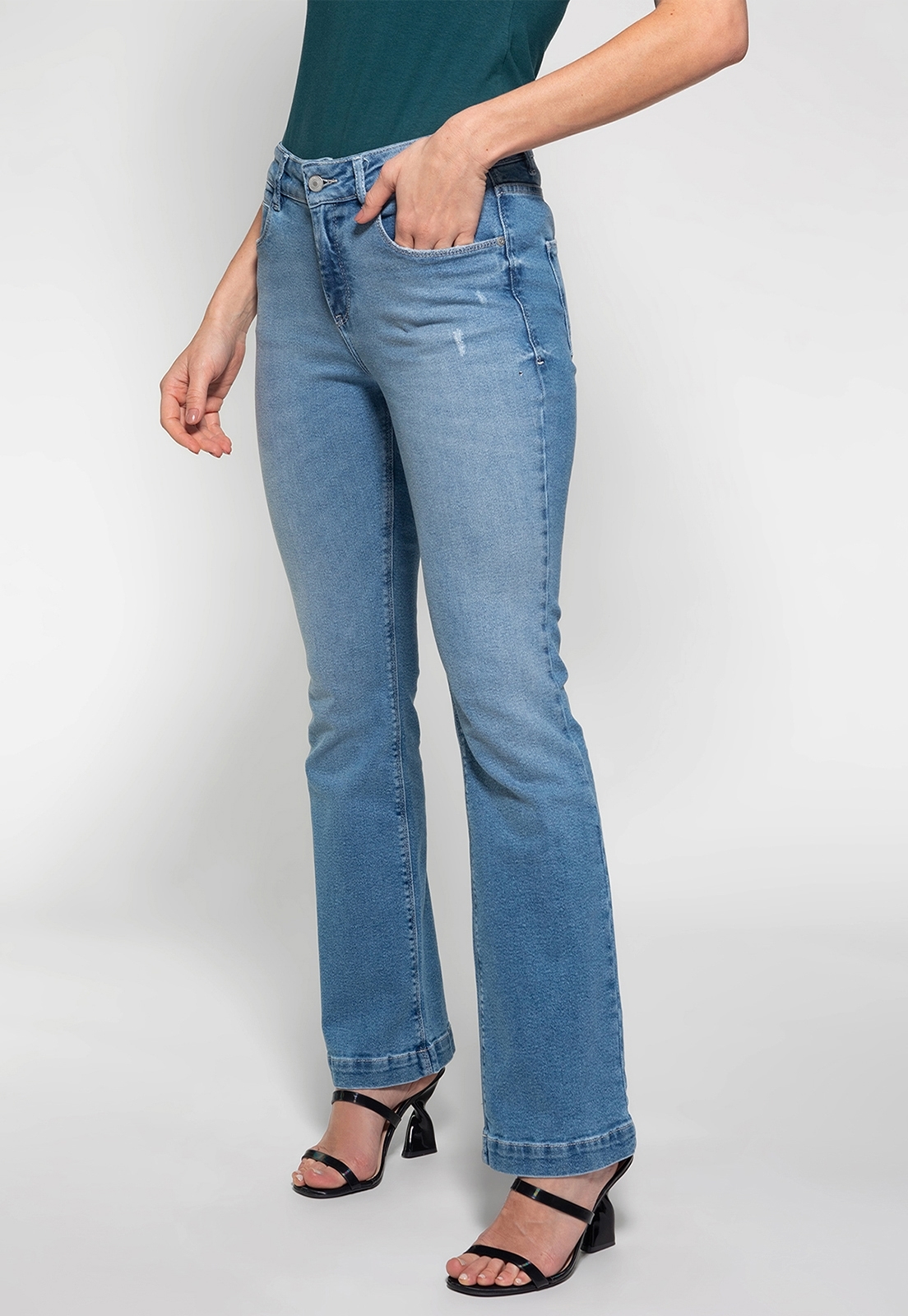 Calça Bootcut Jeans com Detalhe na Barra Azul