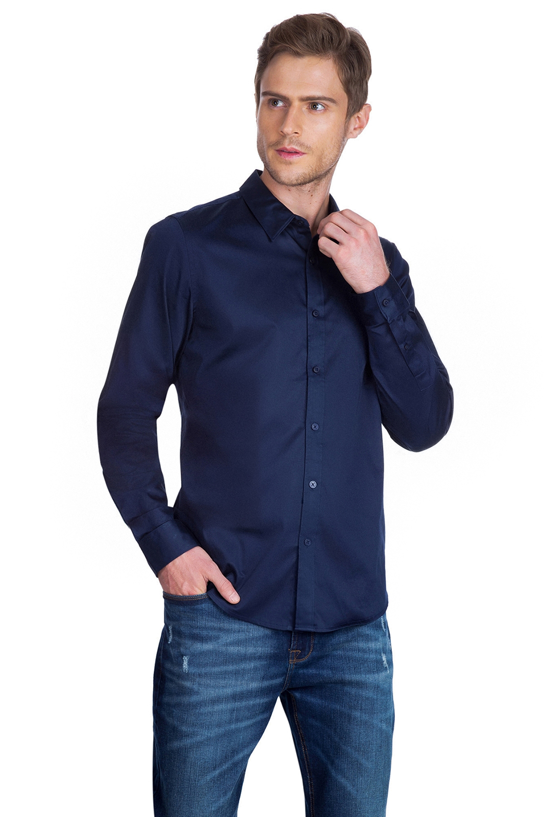 camisa azul oscura