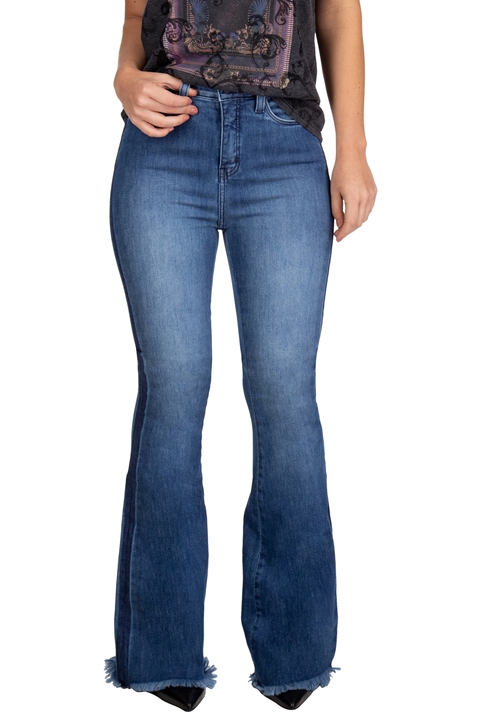 calça jeans com barra assimétrica